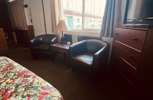 La Crosse House | Overlooking Lake Onalaska -- 2 full beds + bath in nostalgic motel