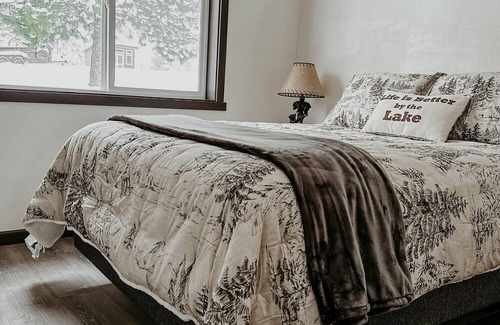 Creston Cabin | Modern Rustic Cabin. 30 Mins from Glacier Park. Mtn Views and Pond Onsite