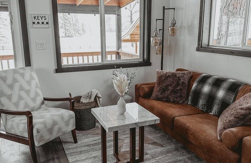 Creston Cabin | Modern Rustic Cabin. 30 Mins from Glacier Park. Mtn Views and Pond Onsite