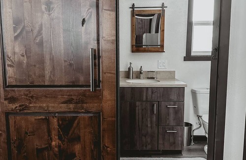 Creston Cabin | Modern Rustic Cabin. 30 Mins from Glacier Park. Mtn Views and Pond Onsite
