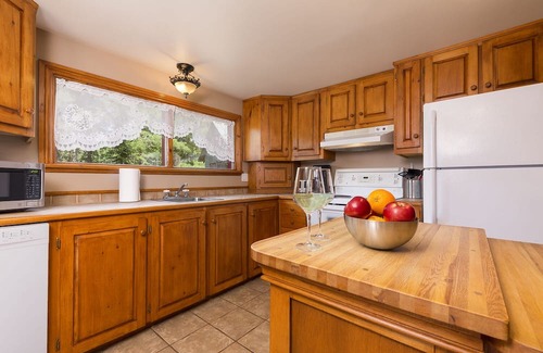 Baie-St-Paul Ski Chalet | Real cottage with a private lake