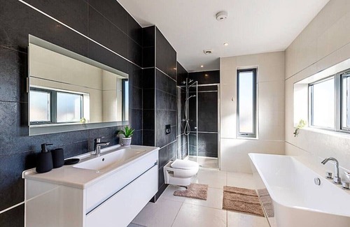 Syon Apartment | 2 Bedroom Penthouse in Brentford