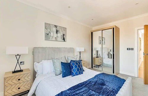 Syon Apartment | 2 Bedroom Penthouse in Brentford