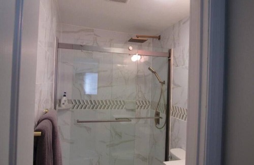 Queens House | Your Dream Home Awaits - Spacious 3-Bedroom House with Modern Amenities