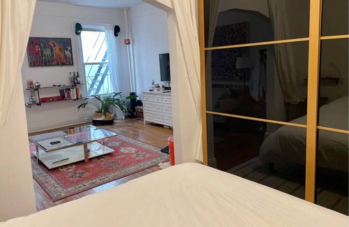 Greenpoint Apartment | Sunny apartment in the heart of Greenpoint, BK