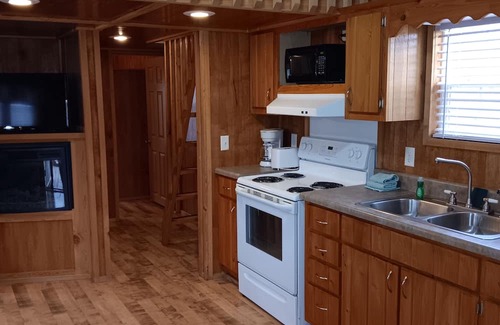 Gore Cabin | Relaxing Accommodation! Kitchen, Free Parking, Close to Greenleaf State Park!