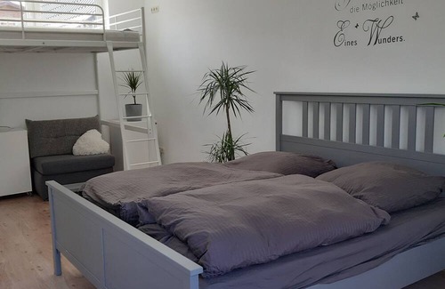 Alt Molln Apartment | Helle Freundliche Ferienwohnung mit Tischtennisplatte, Kicker und Kleinem Garten