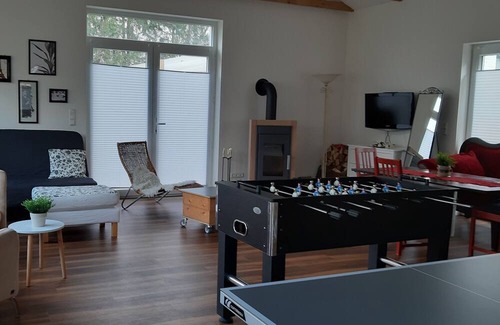 Alt Molln Apartment | Helle Freundliche Ferienwohnung mit Tischtennisplatte, Kicker und Kleinem Garten