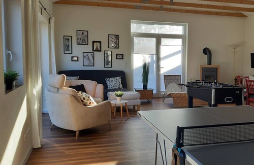 Alt Molln Apartment | Helle Freundliche Ferienwohnung mit Tischtennisplatte, Kicker und Kleinem Garten