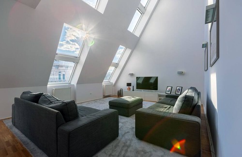 Ujlipotvaros Apartment | Modern Penthouse with Private Terrace Hot Tube