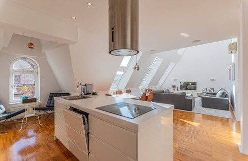 Ujlipotvaros Apartment | Modern Penthouse with Private Terrace Hot Tube