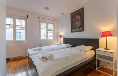 Ujlipotvaros Apartment | Modern Penthouse with Private Terrace Hot Tube