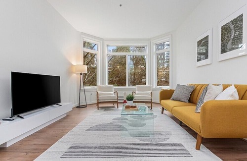 Belltown Apartment | Belltown's Flower Moon, near The Space Needle