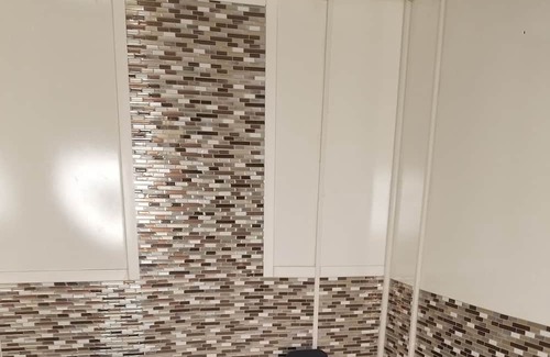 Summit Station House | Cozy Family friendly 4 bedroom house, mins from Downtown with hot tub in bedroom