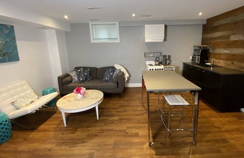 Lakeview House | Private Mississauga South Basement Apartment with Bedroom & Den