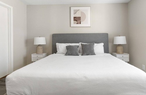 Homewood Apartment | Modern Apartment in Prime Location (ID1403X456)