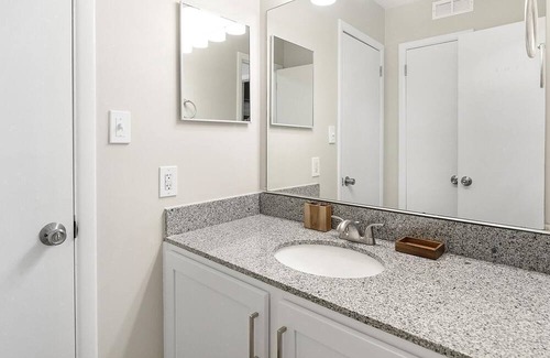 Homewood Apartment | Modern Apartment in Prime Location (ID1403X456)