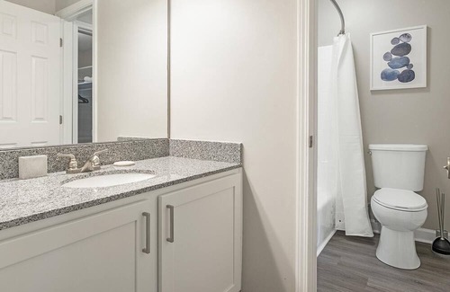 Homewood Apartment | Modern Apartment in Prime Location (ID1403X450)