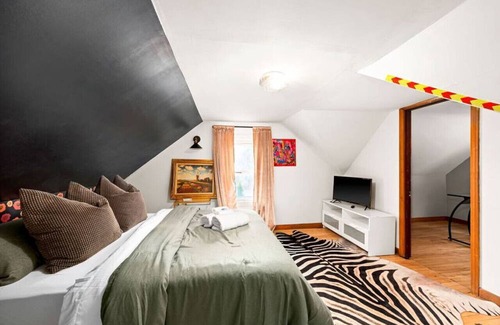 Superior House | 3 Bed Home Across From Park