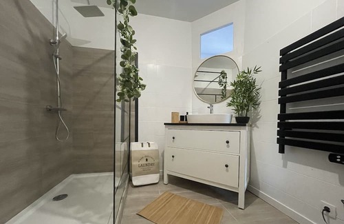 Saint-Martin-de-Valgalgues Apartment | Mas de Rofa: La Palmeraie, mas Authentique Avec Piscine et Grand Jardin Arboré
