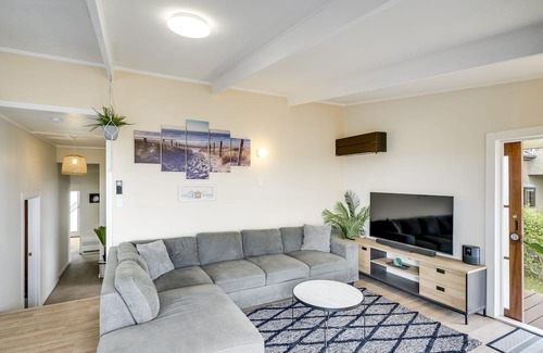 Napier House | Sunrise Sanctuary - Napier Holiday Home