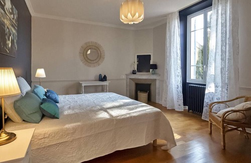 Entraigues-sur-la-Sorgue House | This farmhouse in Entraigues sur la Sorgue offers a spacious retreat.