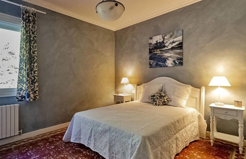 Entraigues-sur-la-Sorgue House | This farmhouse in Entraigues sur la Sorgue offers a spacious retreat.