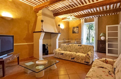 Entraigues-sur-la-Sorgue House | This farmhouse in Entraigues sur la Sorgue offers a spacious retreat.