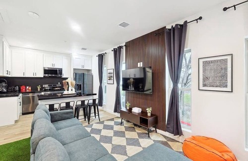Arlington House | Spacious Loft 4 min. to AT&T Stadium w/Ping-Pong