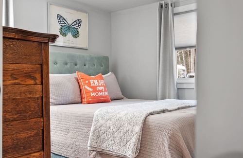 Bradford Cottage | Riptide Cottage: 1 Bed 1 Ba, Private Pond