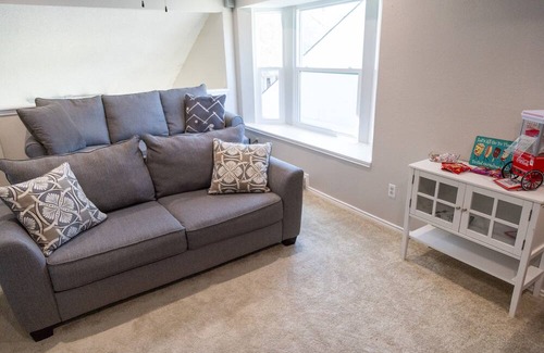 Lewisville House | Entire Home w/ Theater 🎥🍿 - 10min to DFW Airport