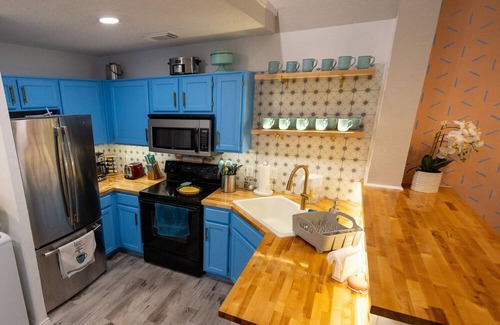 Lewisville House | Entire Home w/ Theater 🎥🍿 - 10min to DFW Airport