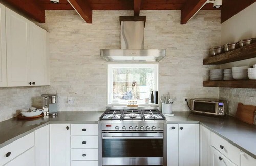 Hood River House | Stylish & Modern Hood River Retreat Near Downtown!
