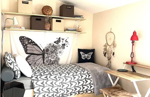 Evanston Apartment | Charming and peaceful oasis free for furries companions