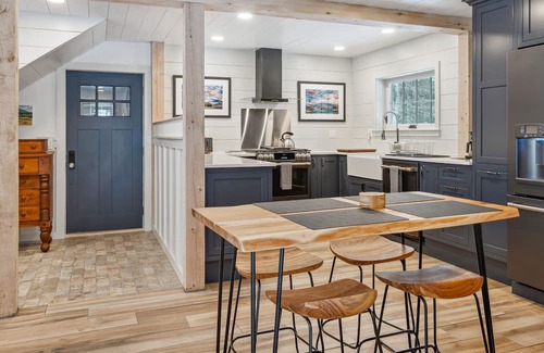 Brownsville Cottage | Vermont LUX stay with Doggy suite