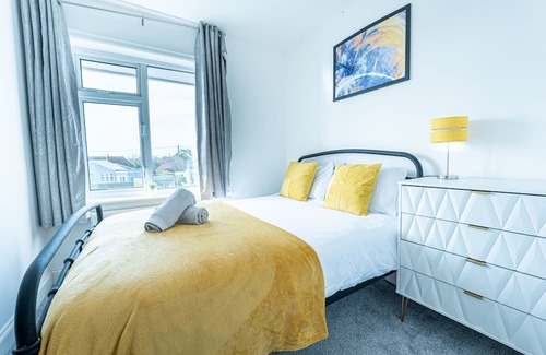 St Mary's Bay Apartment | Seaside Bliss: Spacious 4BR Beach House in Dymchurch with Stunning Views
