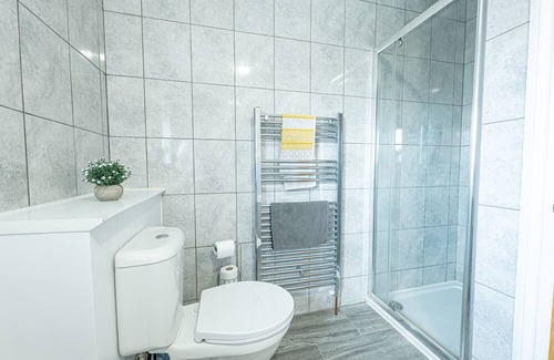 St Mary's Bay Apartment | Seaside Bliss: Spacious 4BR Beach House in Dymchurch with Stunning Views
