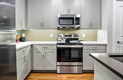 Fort Worth Apartment | Cozy Oasis 1BR King Bed | Pool | Gym | Laundry