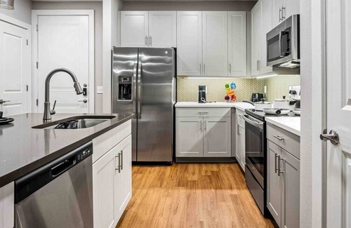 Fort Worth Apartment | Cozy Oasis 1BR King Bed | Pool | Gym | Laundry