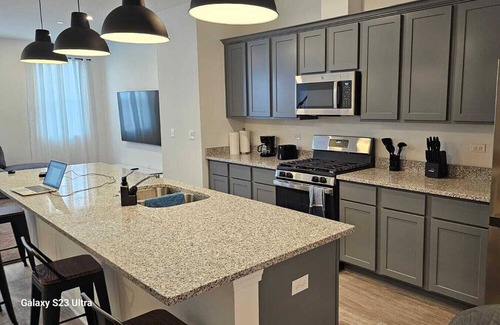 Des Plaines House | Townhome 5 mins away from O'Hare Airport and the Allstate Arena