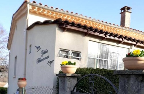 Cazilhac House | Holiday Home 'Theana' with Private Terrace and Wi-Fi