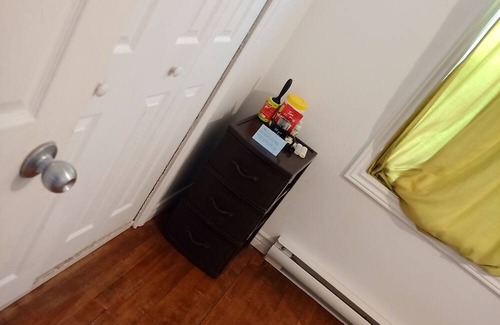 Dieppe House | Private (lockable) room in shared home 5min away from airport! Cat friendly.