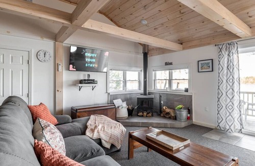 Bradley House | Cozy Cabin Escape: Waterfront Charm & Sunrise