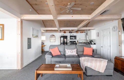 Bradley House | Cozy Cabin Escape: Waterfront Charm & Sunrise