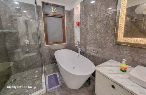 Gurugram Apartment | BnBBuddy- Pratishtha 1 @2bhk, DLF Phase 1 Gurugram