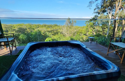 Brisbane Waterfront House | Stunning luxury waterfront home on Macleay Island.