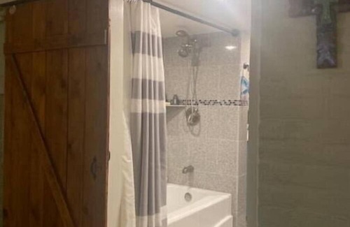 Troy Apartment | Historic Downtown Troy. Walking distance to Russell sage college, minutes to RPI