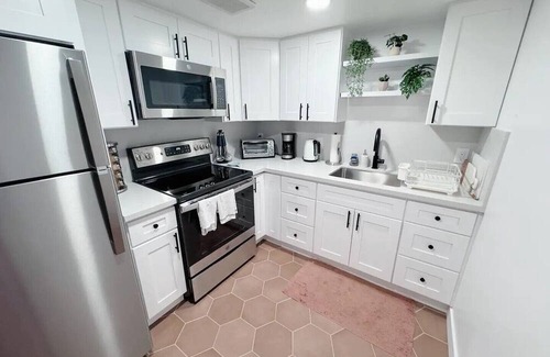 Old San Leandro House | Sunny and Spacious In-Law in Downtown San Leandro