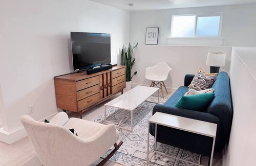 Old San Leandro House | Sunny and Spacious In-Law in Downtown San Leandro