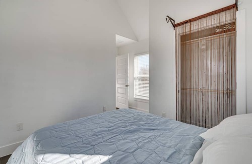 Brentwood Cottage | Pet-friendly Brentwood Home ~ 7 Mi to Downtown!